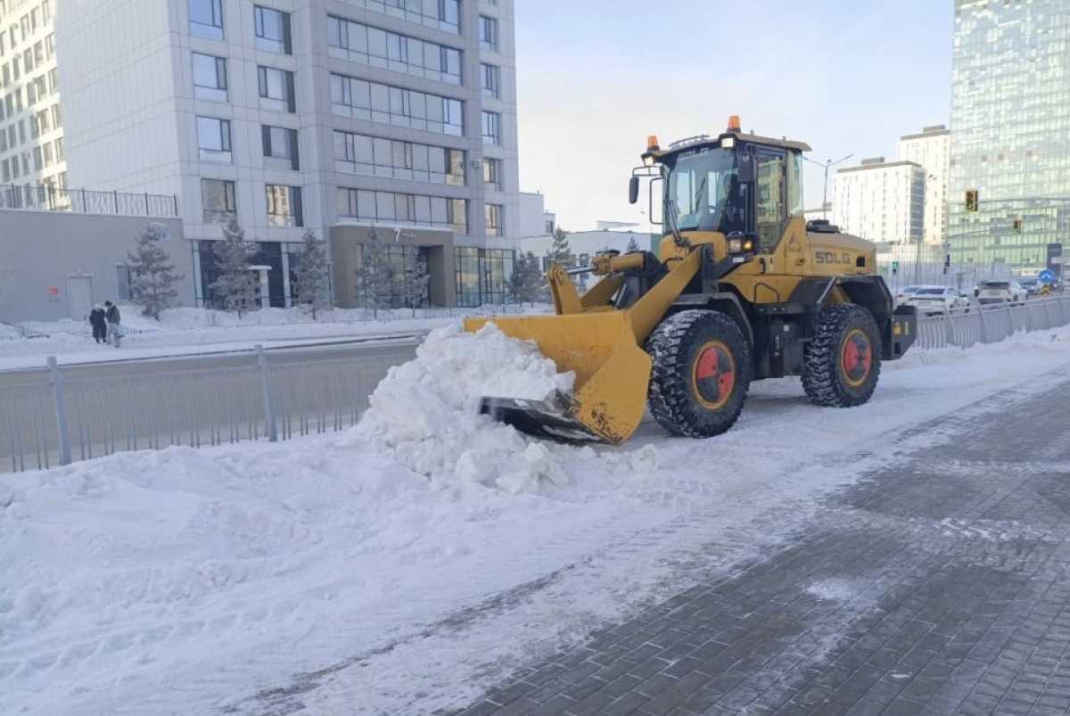 Более 1100 единиц спецтехники задействованы в снегоуборочных работах в Астане