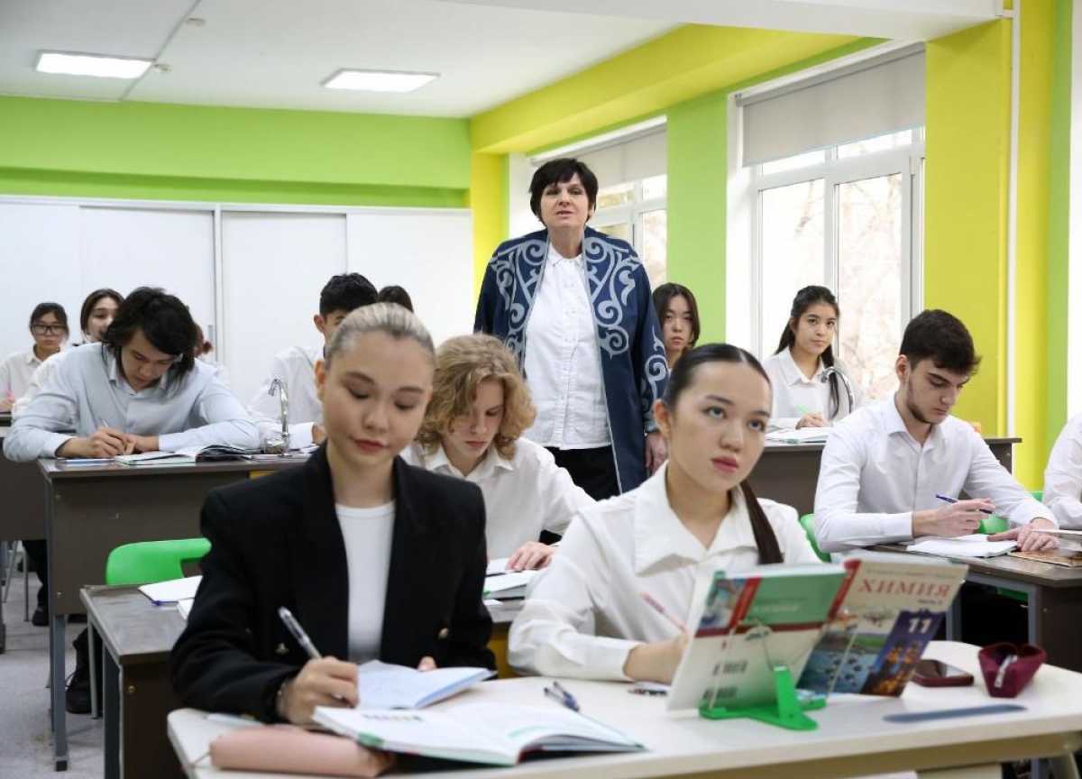 Казахстанский учитель вошла в число лучших педагогов мира: Татьяну Белоусову поздравили в Алматы