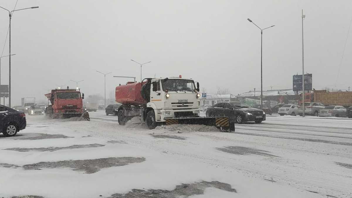 Обильный снегопад в Астане: в уборке задействованы 3000 человек и свыше тысячи единиц техники