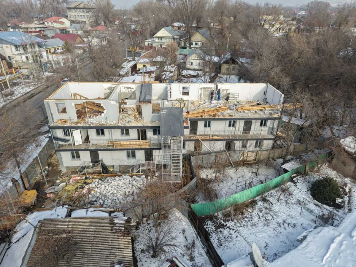 Незаконный этаж жилого дома снесли в Алматы