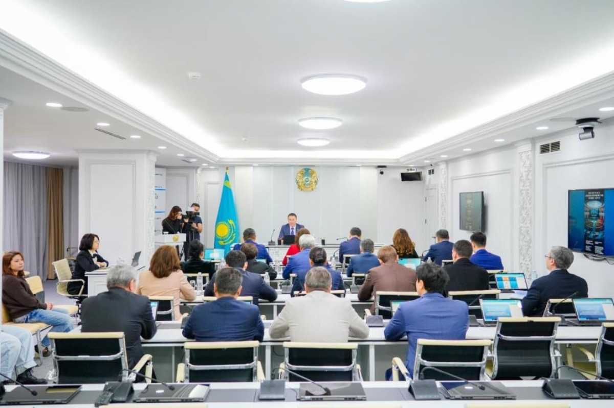Проект новой Конституции РК обсудили депутаты в Астане