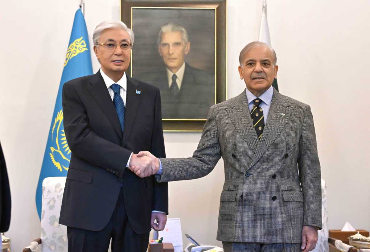 Токаев провёл переговоры с премьер-министром Пакистана