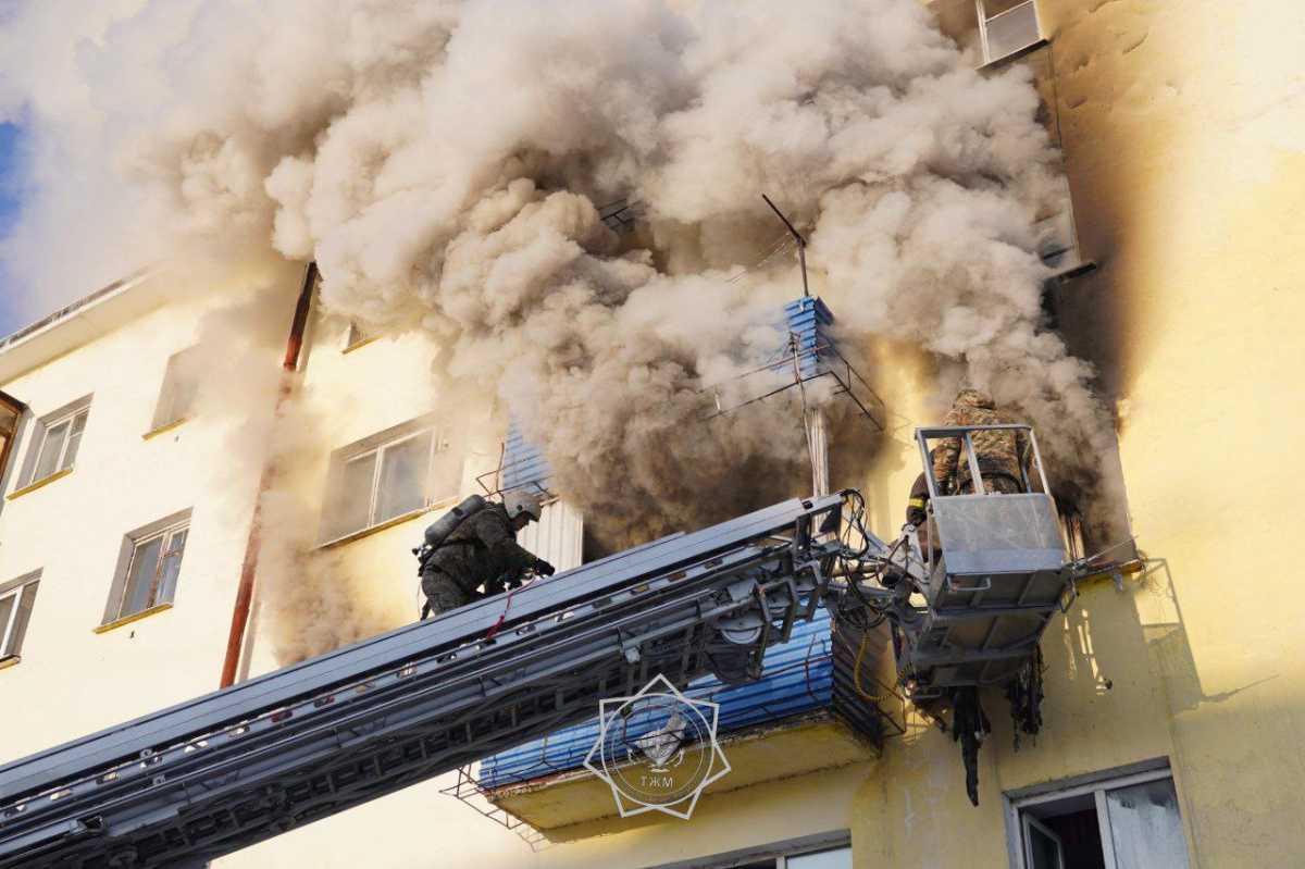 Заваленная мусором квартира загорелась в Усть-Каменогорске – фото