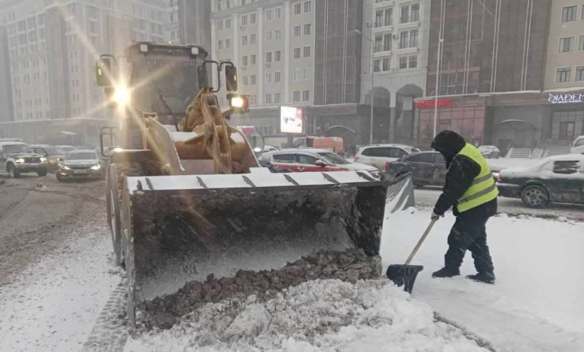 Более 3000 человек и свыше 1700 единиц спецтехники задействованы в снегоуборочных работах в Астане