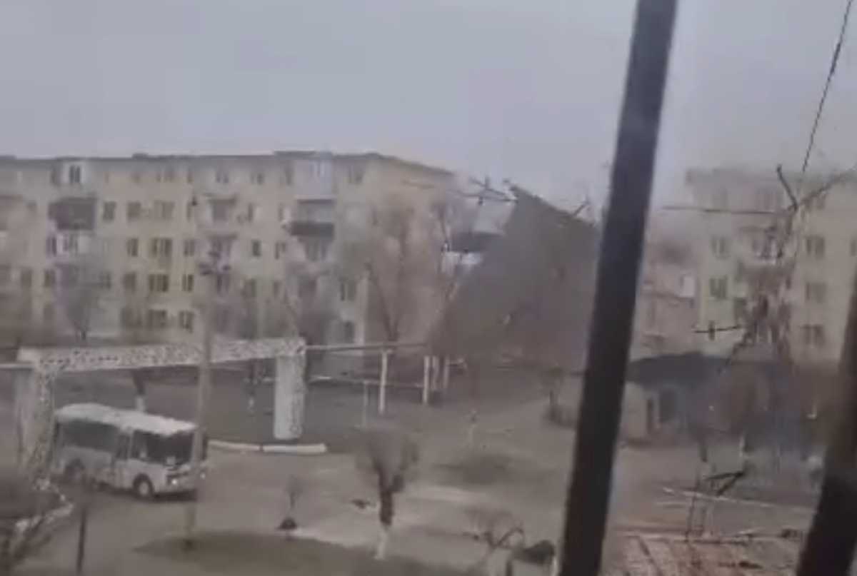 Сильный ветер повредил крыши семи домов в Жамбылской области