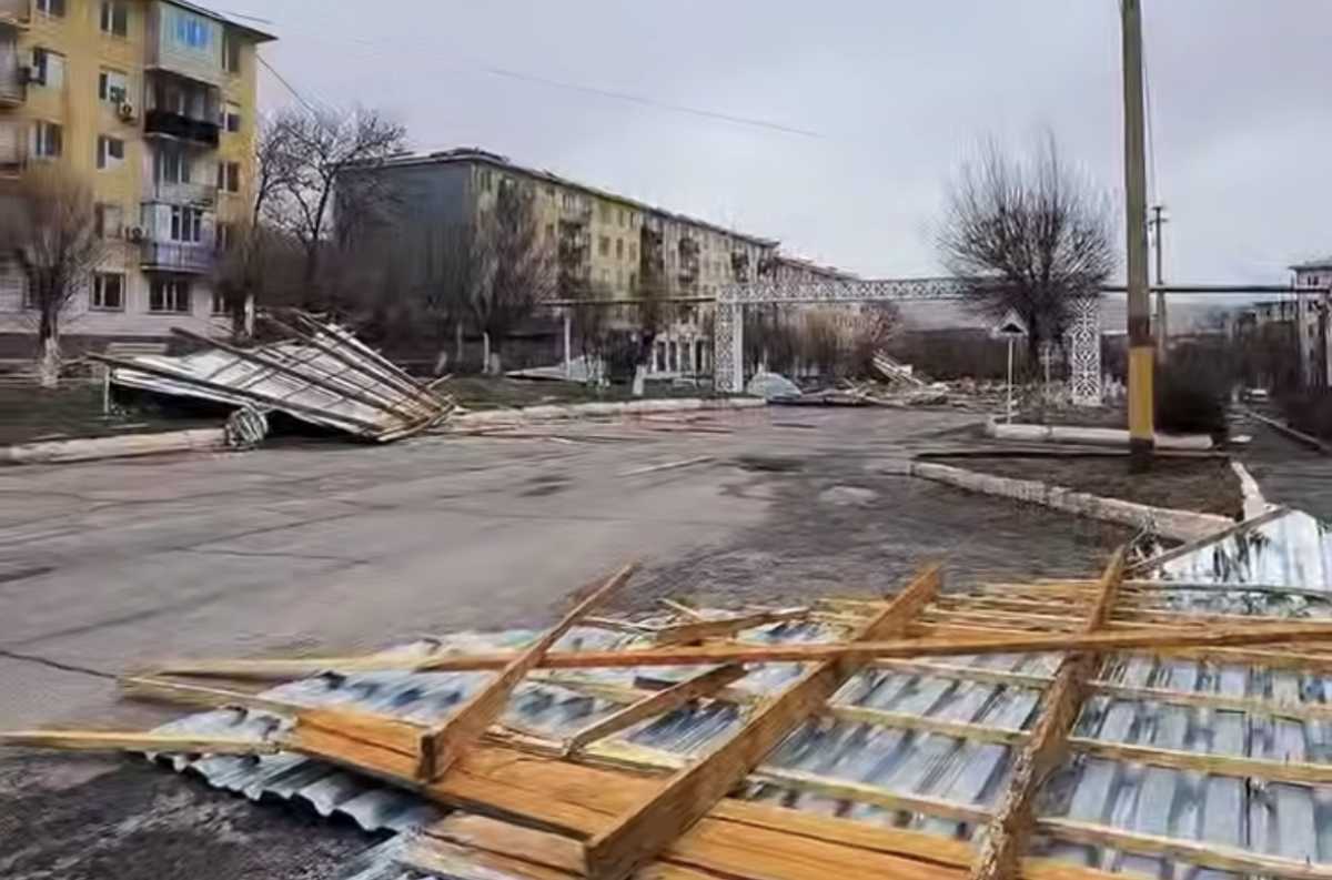 Ураганный ветер срывал крыши: в одном из районов Жамбылской области объявили режим ЧС