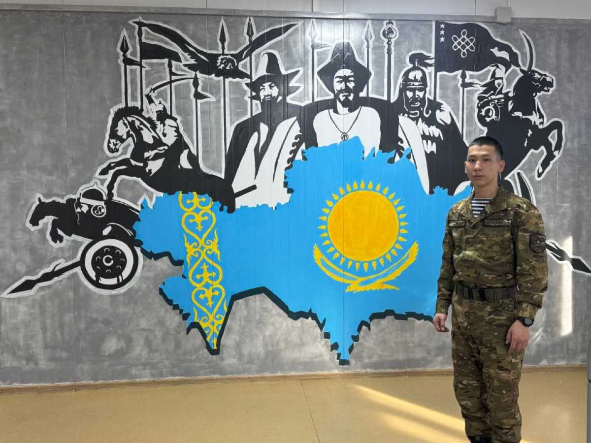 Служба в строю и искусство: матрос морской пехоты создает картины о героях истории Казахстана