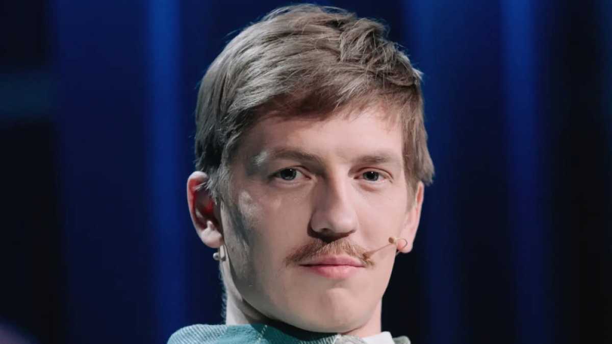 Ведущий ЧБД Алексей Щербаков прилетел в Алматы вслед за Сабуровым