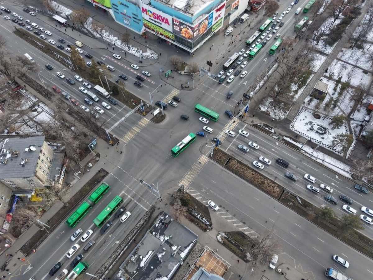 На загруженных перекрестках Алматы вводят дополнительные светофорные фазы