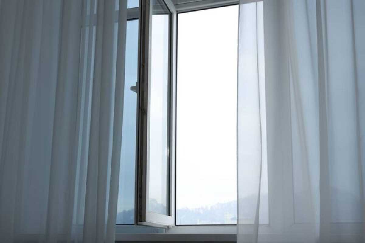 Мать сбросила детей из окна пятого этажа в Таразе