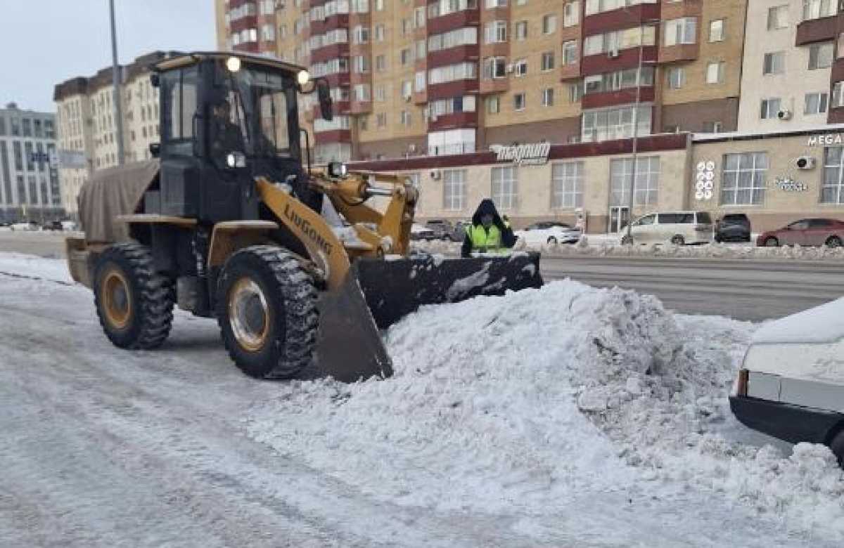Около 2000 человек задействованы в снегоуборочных работах в Астане
