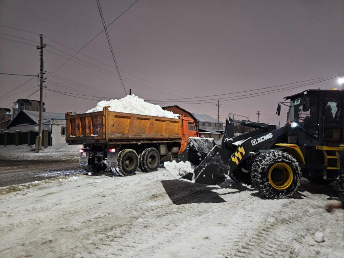 Почти 2000 единиц спецтехники задействованы в снегоуборочных работах в Астане