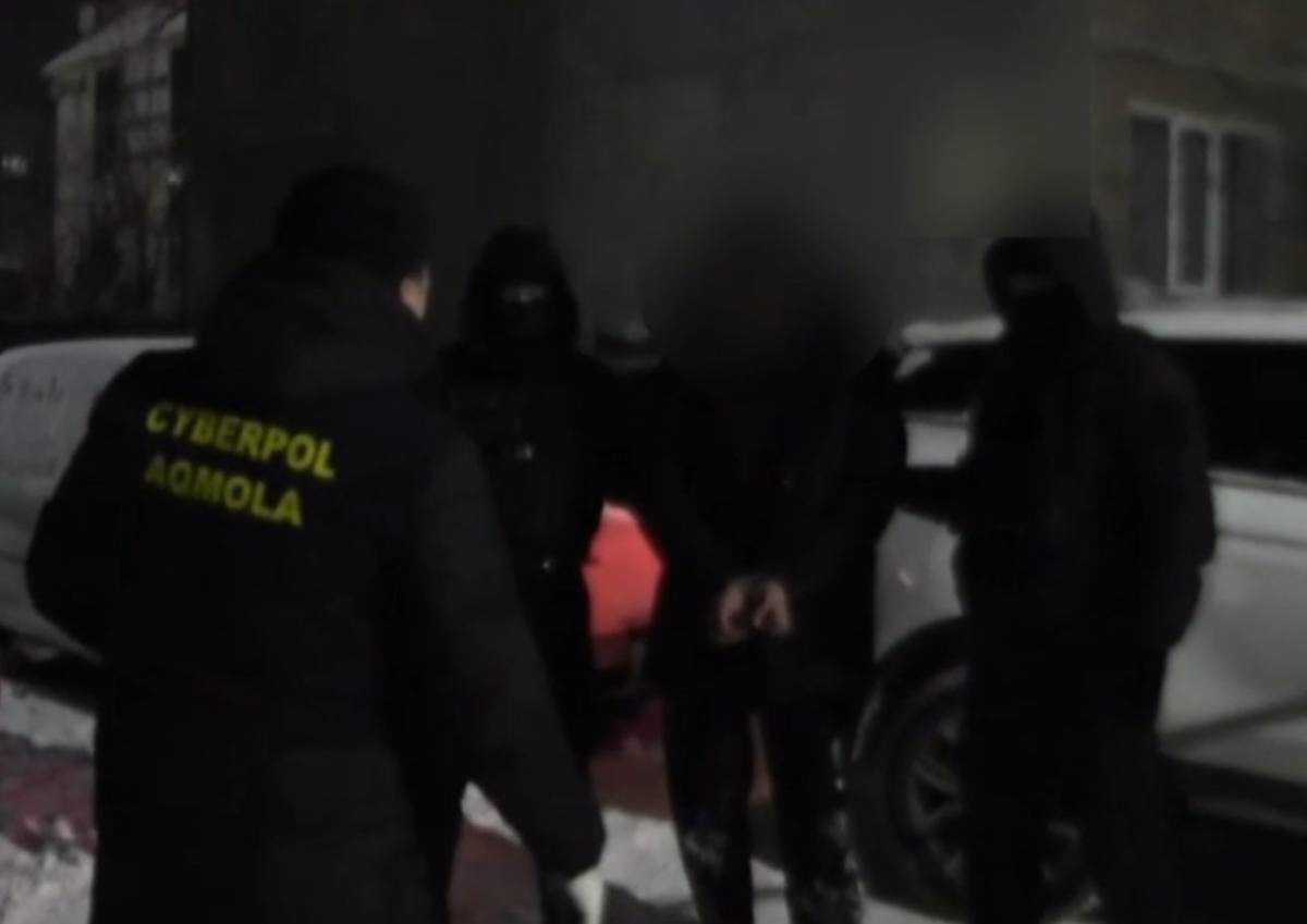 Дроповода, причастного к нескольким мошенническим схемам, задержали в Уральске