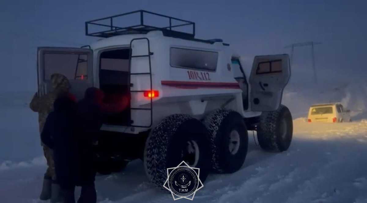 Метель и гололёд: почти 90 человек спасли из снежных заносов в Казахстане