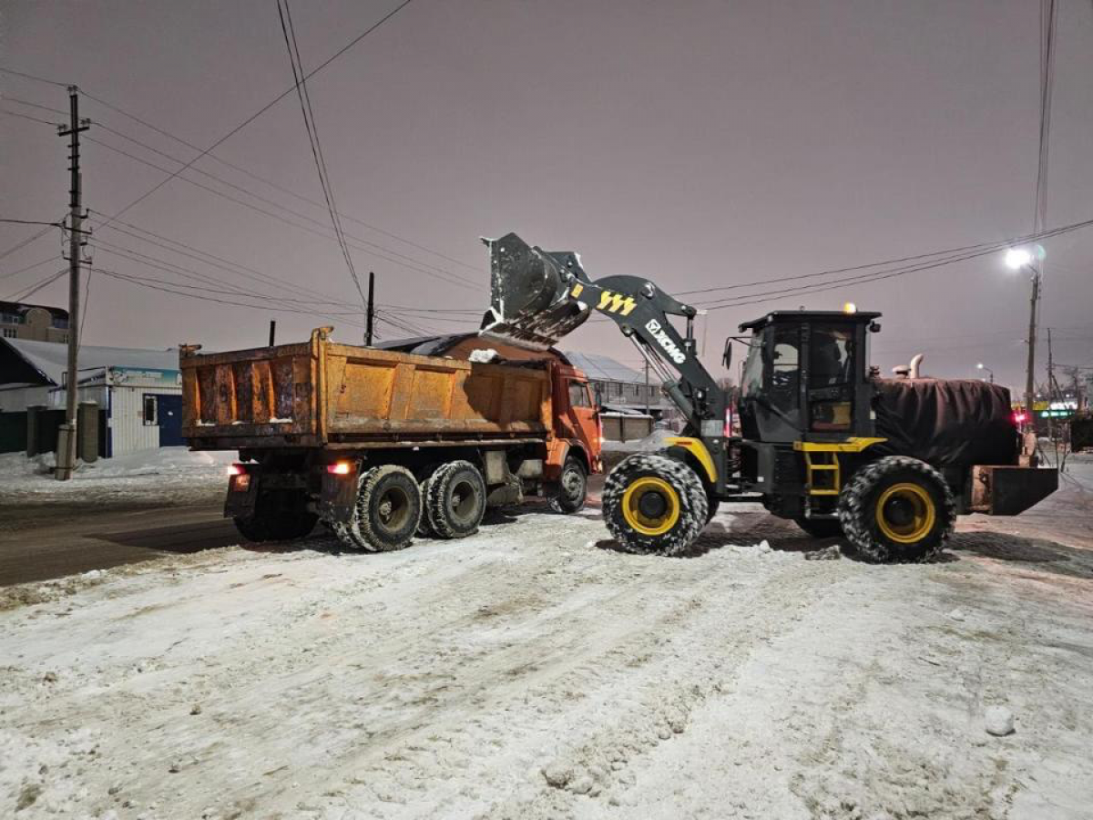 Более 1700 единиц спецтехники задействованы в снегоуборочных работах в Астане