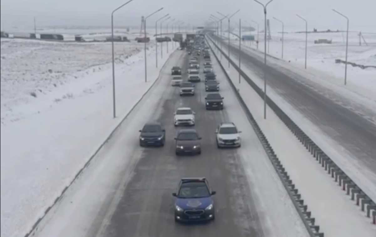 Лёд и дождь парализовали трассу в Акмолинской области: полицейские сопроводили более 600 автомобилей