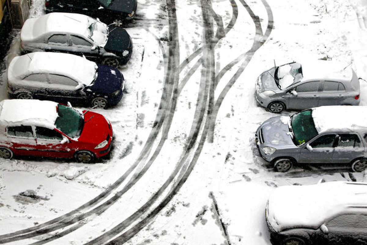 Неправильная парковка мешает уборке снега: полицейские обратилась к алматинцам