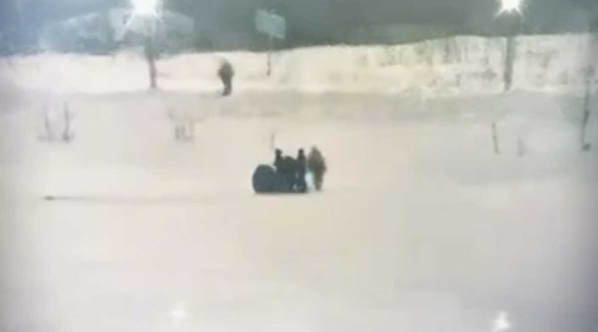 Застрял руками в лунках: полицейские спасли рыбака в Астане