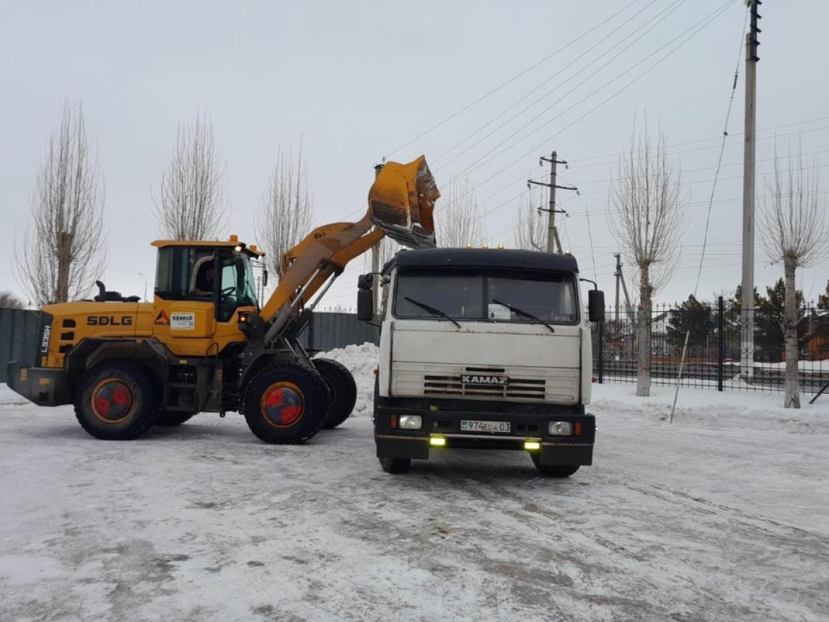 Около 1700 единиц спецтехники задействованы в снегоуборочных работах в Астане