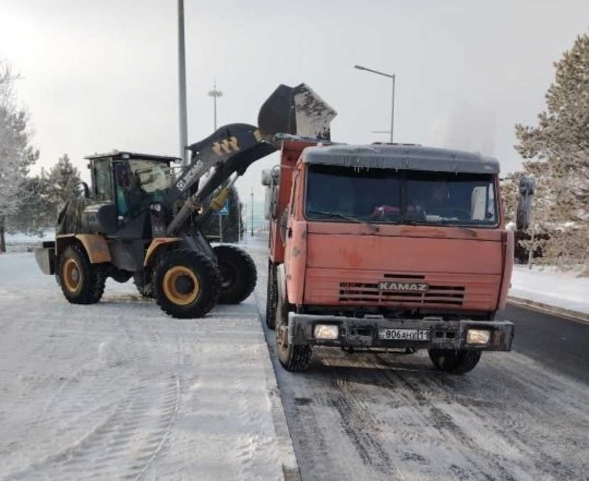 Более 1500 единиц спецтехники задействованы в снегоуборочных работах в Астане