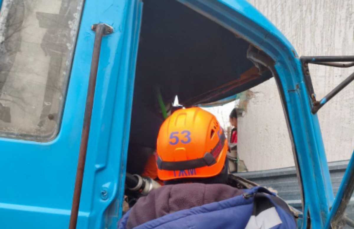 Водителя зажало в кабине грузовика в Алматинской области