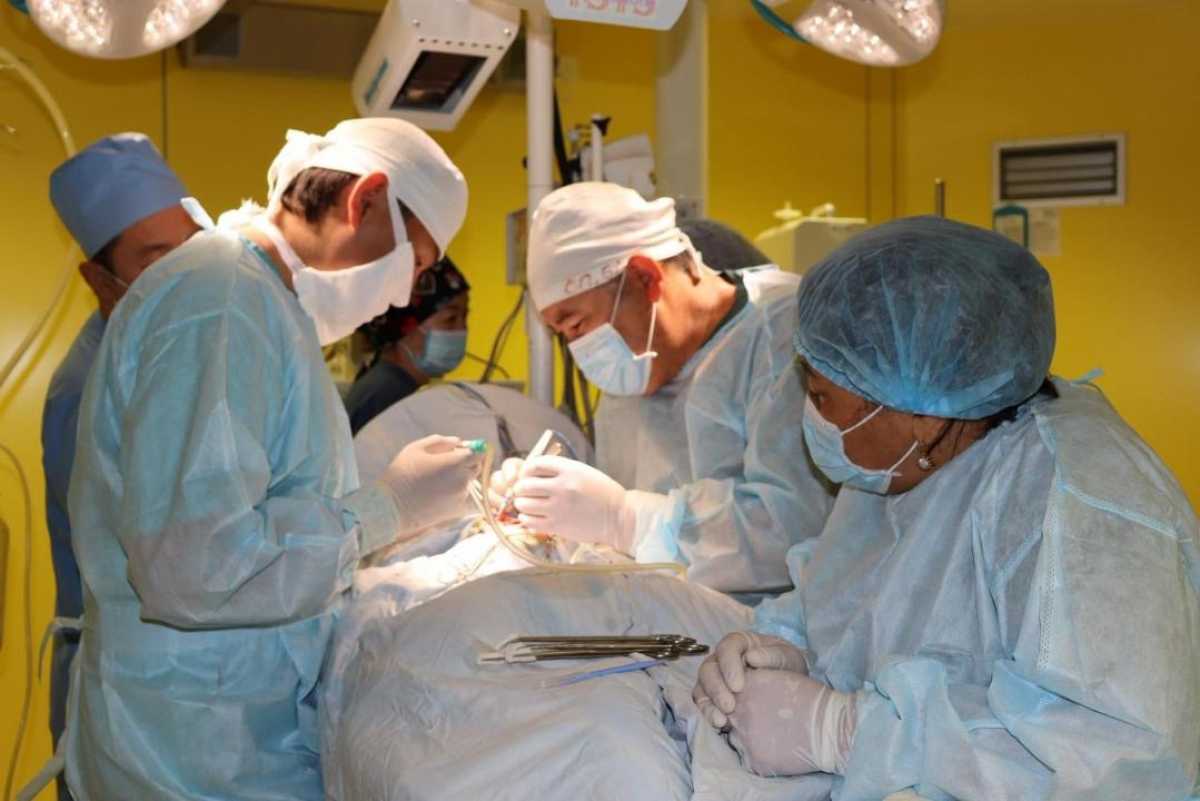 Врачи провели уникальную операцию 17-летней девочке в Алматы