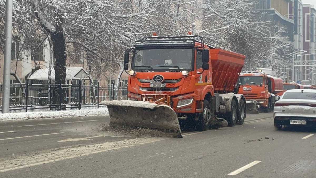 Снегопад в Алматы: улицы очищают в четвертый раз за сутки