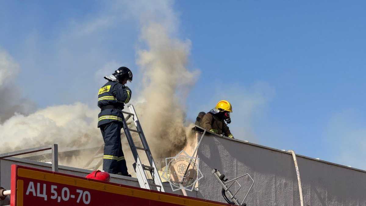 Пожар вспыхнул на территории ТРЦ в Актау – фото