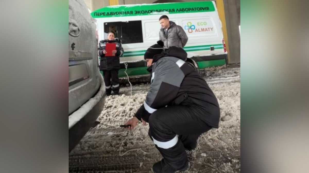 Сотни экологических нарушений выявили во время проверок авто в Алматы