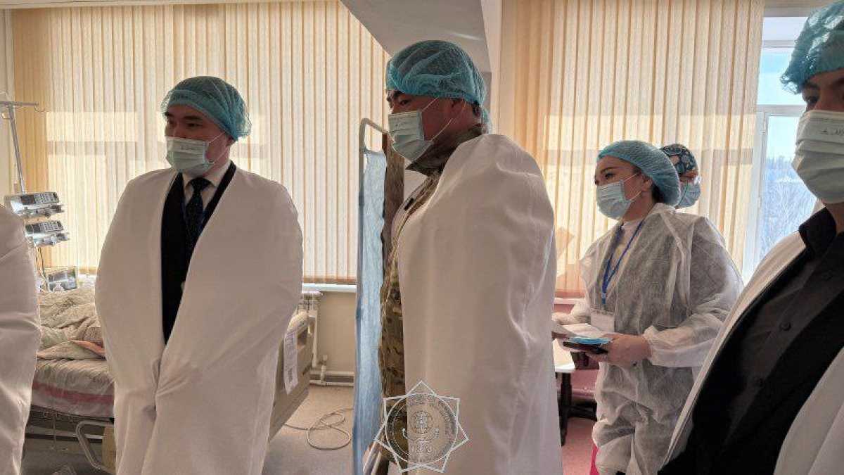 Глава МЧС посетил пострадавших при взрыве в кафе в Щучинске