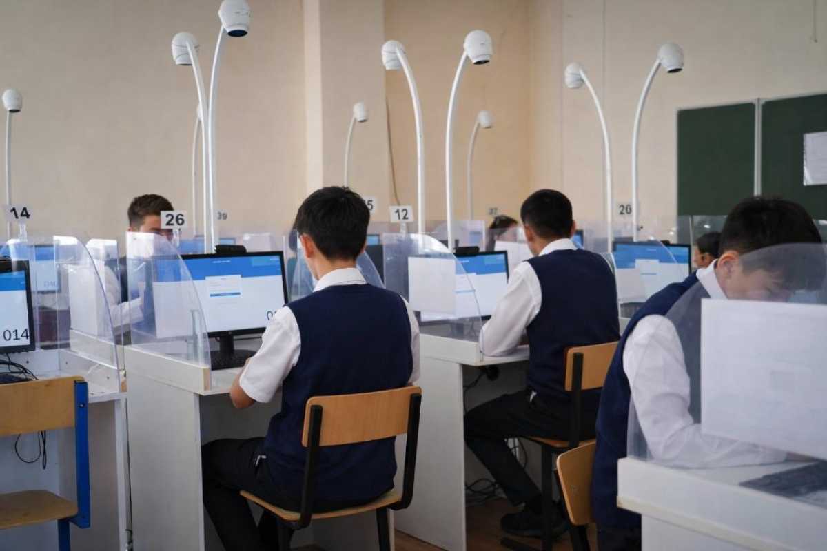 Смартфоны и шпаргалки: более 150 человек отстранили от ЕНТ в Казахстане