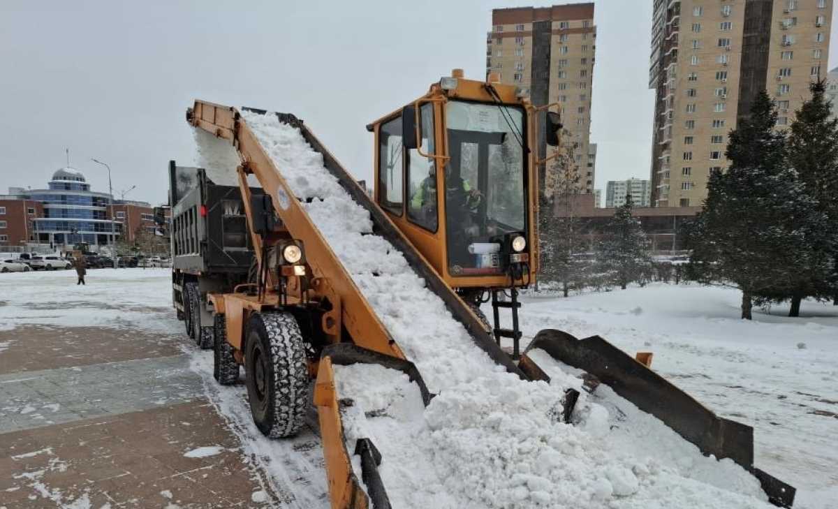 Более 3000 человек и 1600 единиц спецтехники задействованы в снегоуборочных работах в Астане