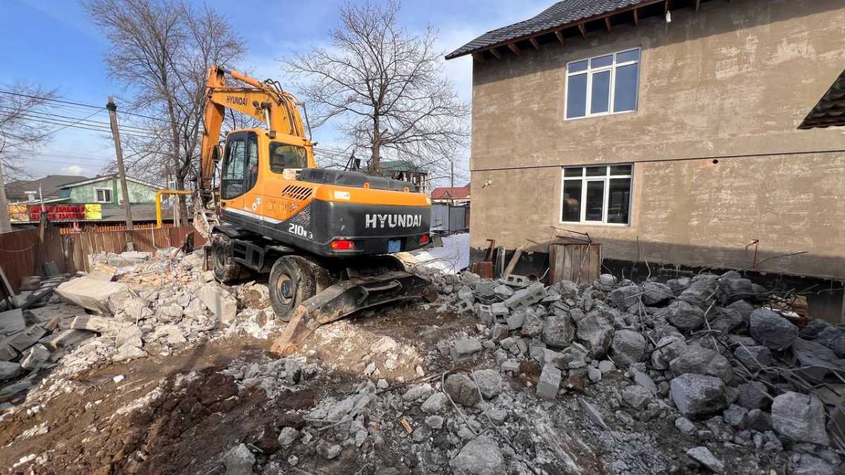 Незаконную хозпостройку снесли в Алматы