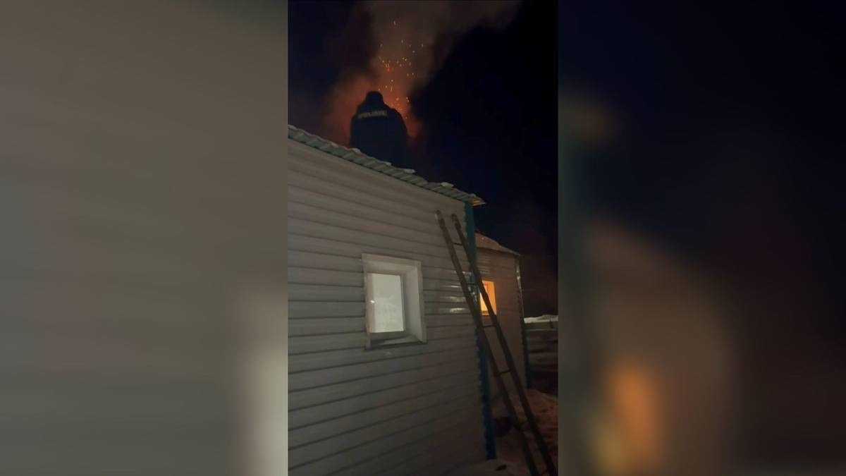 Полицейский спас жителей горящего дома и потушил пожар в Абайской области