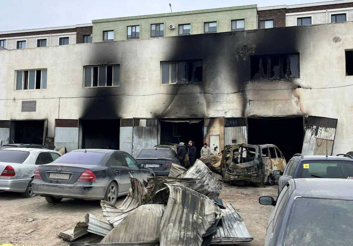 Два человека оказались в реанимации после крупного пожара на СТО в Актау