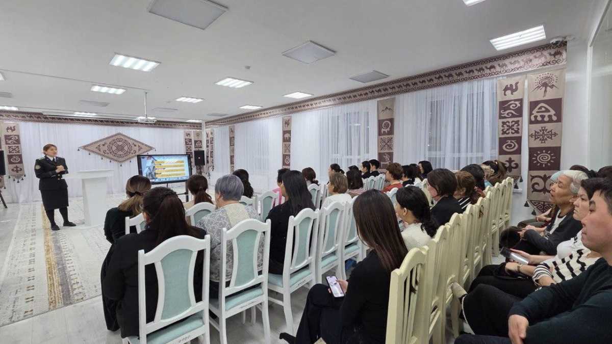 «Закон и порядок»: столичным педагогам разъяснили основы финансовой и цифровой безопасности