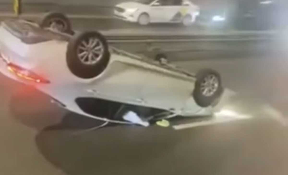 Автомобиль перевернулся в результате ДТП в Алматы: пострадал водитель