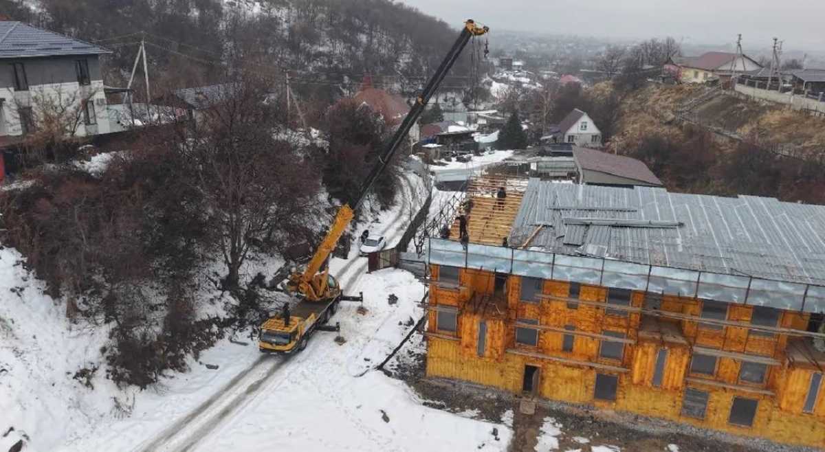 Трёхэтажное здание сносят в предгорье Алматы