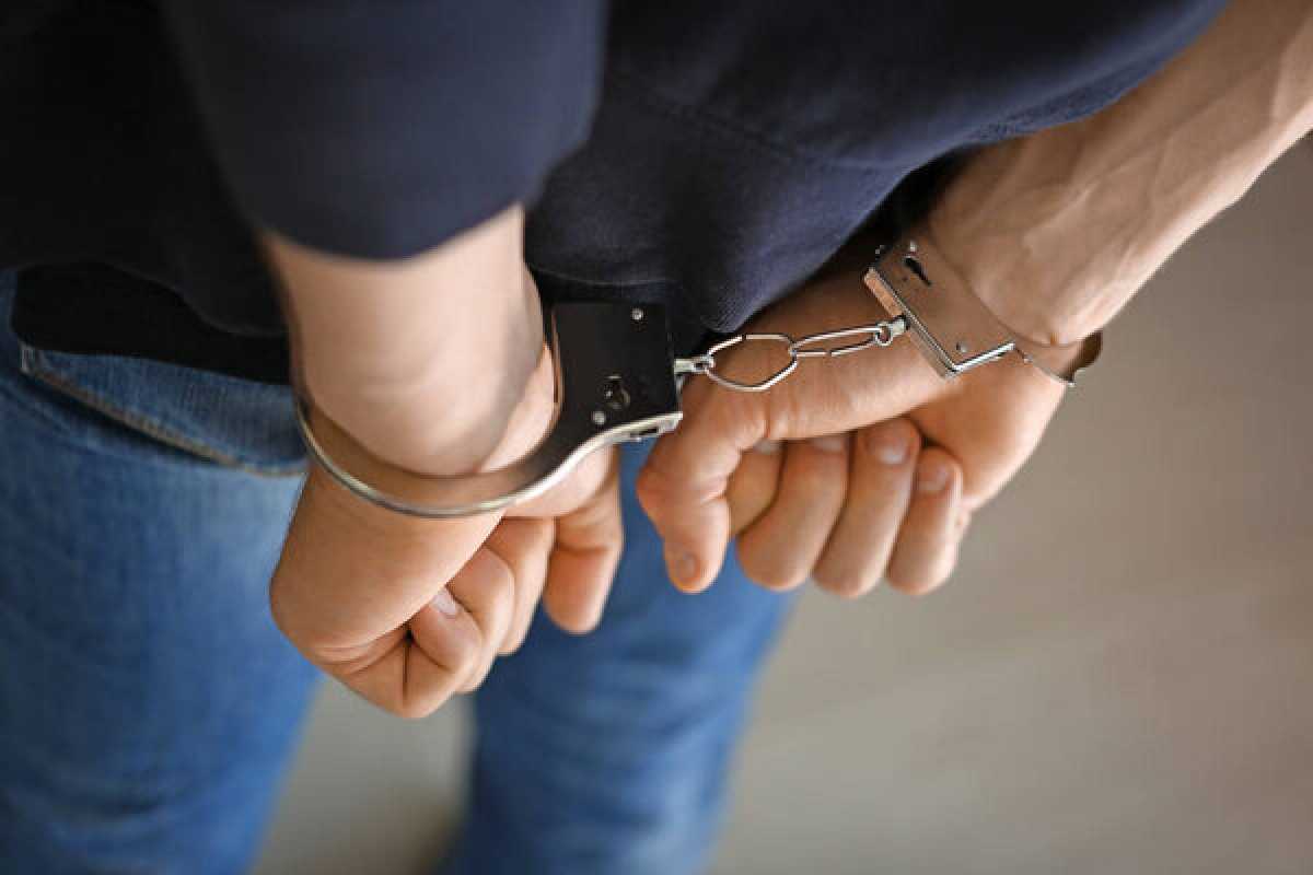 Угрожал и применял насилие: подозреваемого в вымогательстве задержали в Семее