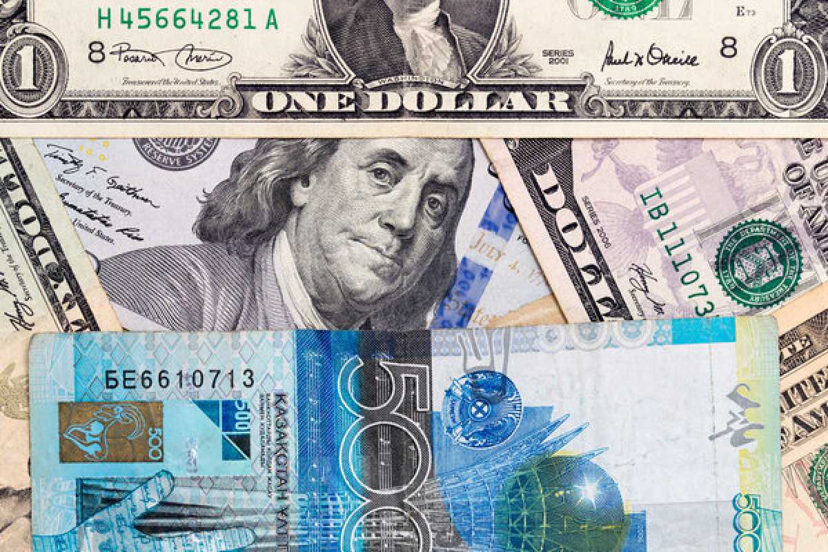 Курс доллара в Казахстане приблизился к 495 тенге