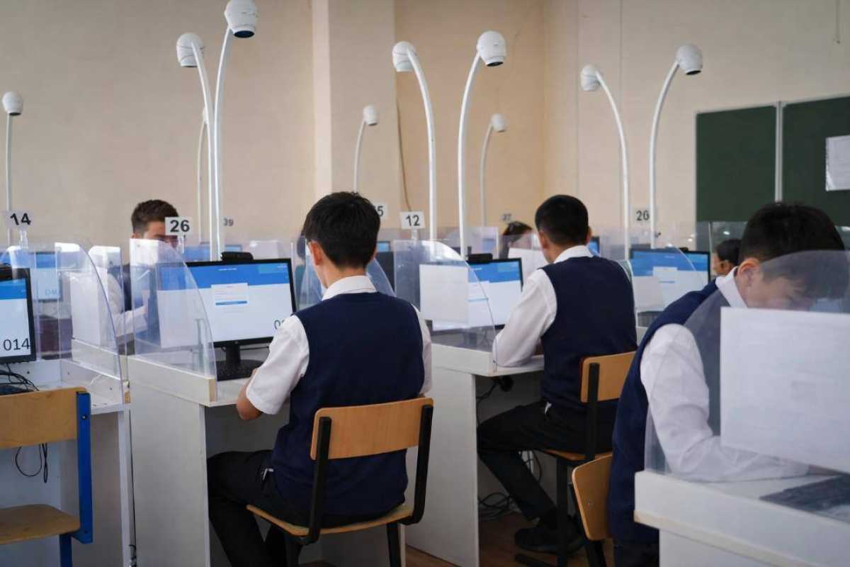 Смартфоны и шпаргалки: почти 200 человек отстранили от январского ЕНТ в Казахстане