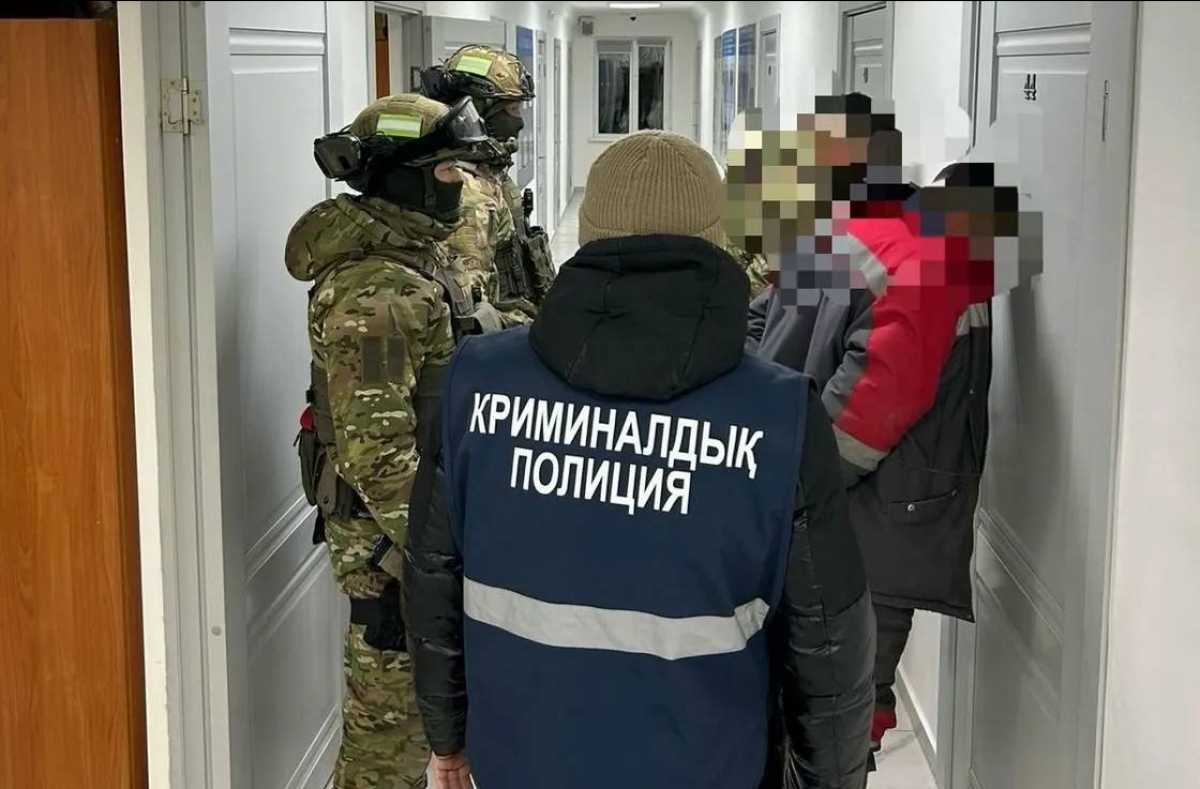 Вымогали 2 млн тг: троих человек задержали в ходе спецоперации в Актобе