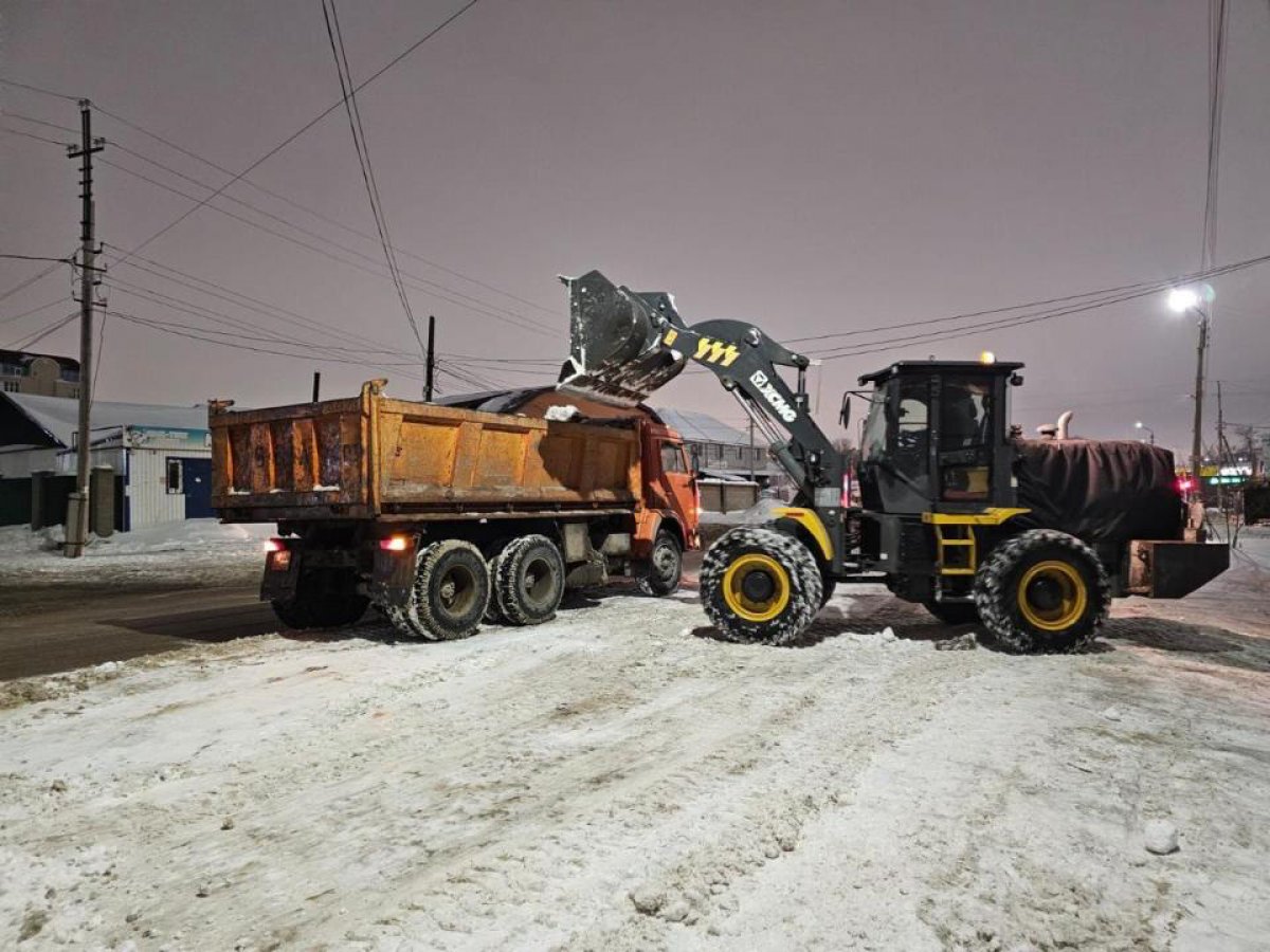 Более 1700 единиц спецтехники задействованы в снегоуборочных работах в Астане