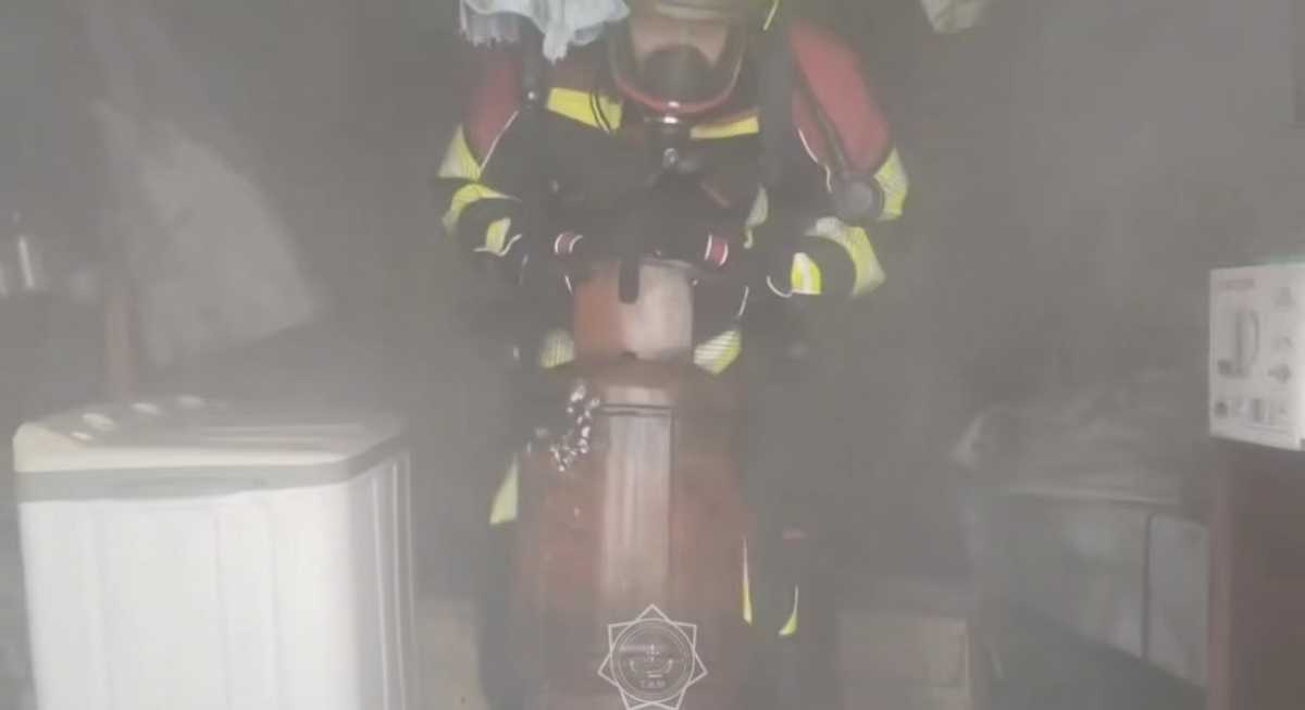 Пожарные предотвратили взрыв в жилом доме в Костанайской области