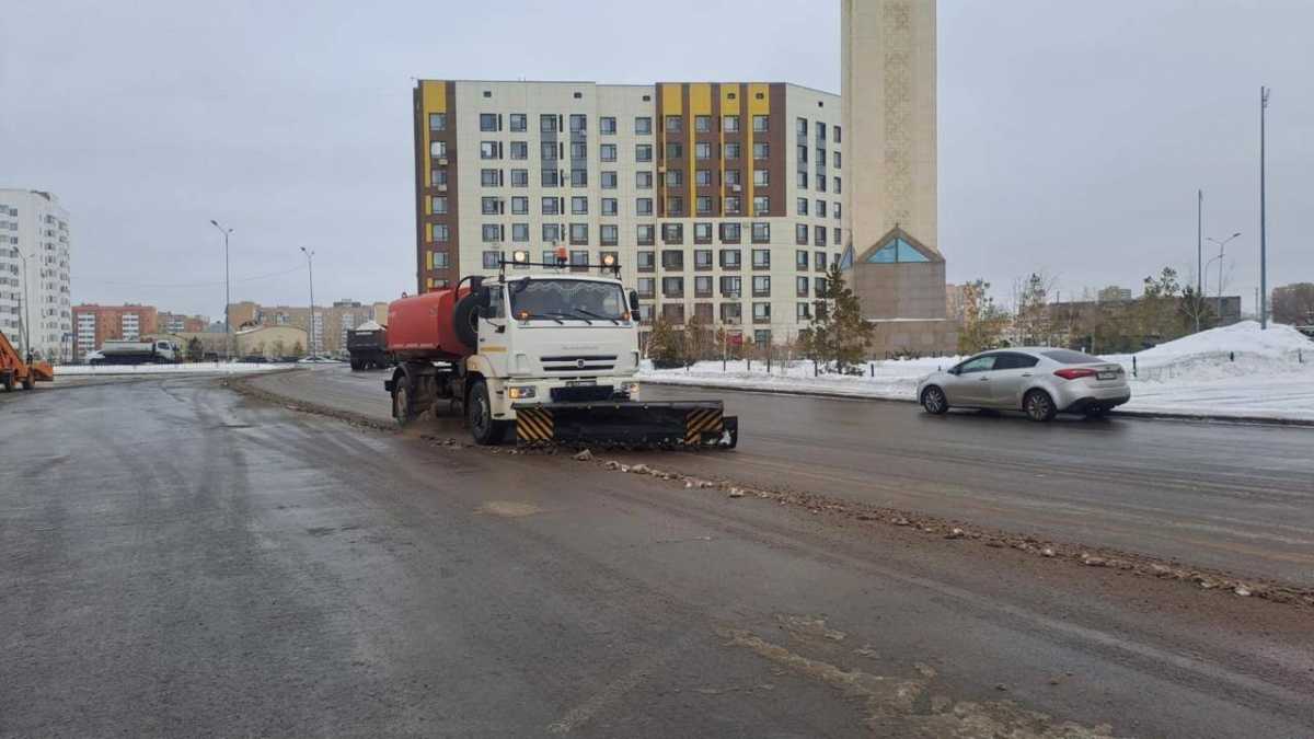 Тысячи дорожных рабочих вышли на уборку снега в Астане