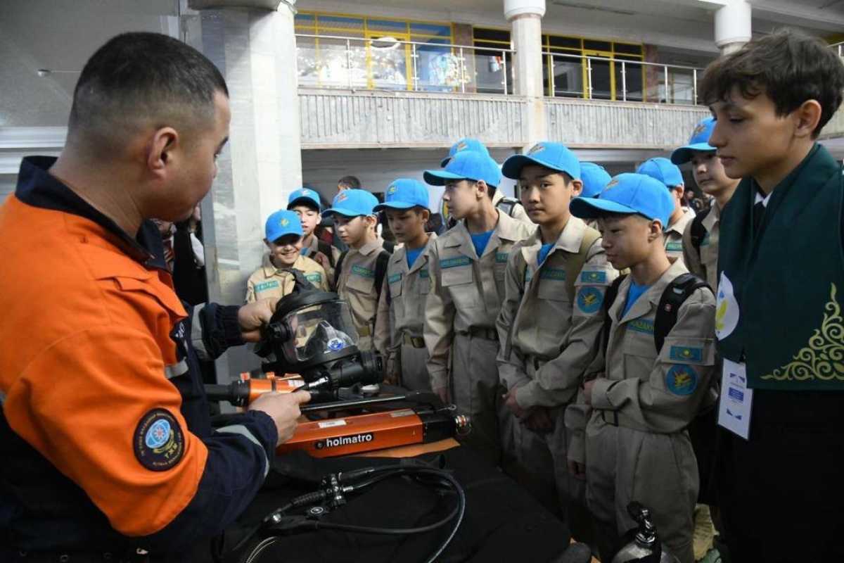 Спасатели Астаны рассказали школьникам о своей службе