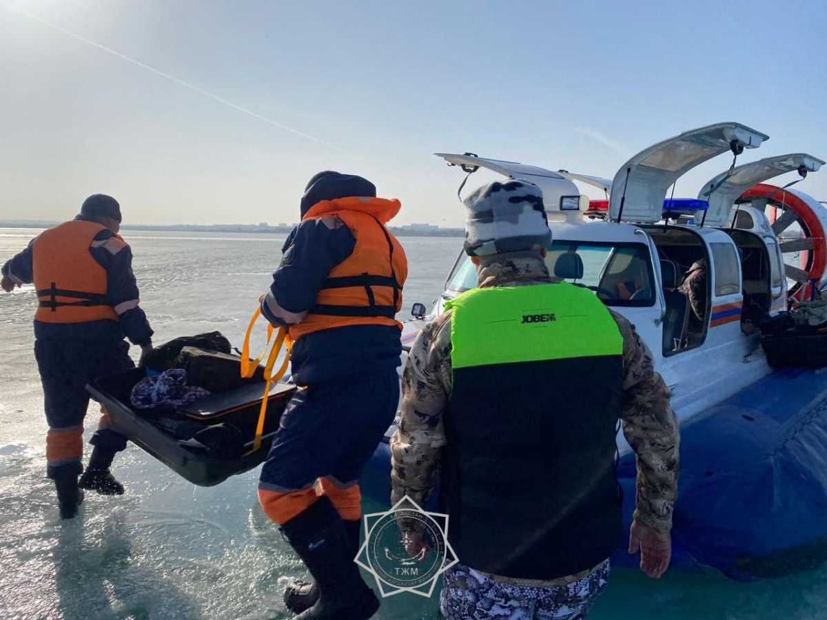 Рыбалка закончилась эвакуацией: двух мужчин спасли с отколовшейся льдины на Капшагае
