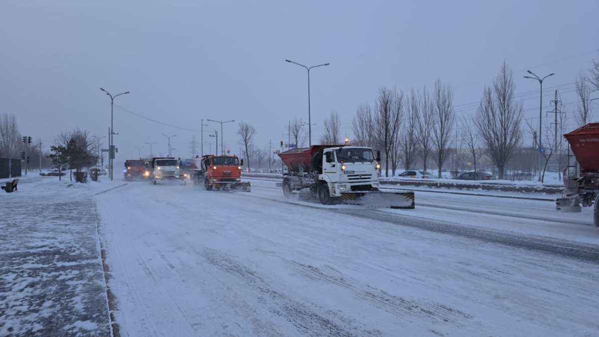 Около 2 тысяч единиц спецтехники задействованы в снегоуборочных работах в Астане