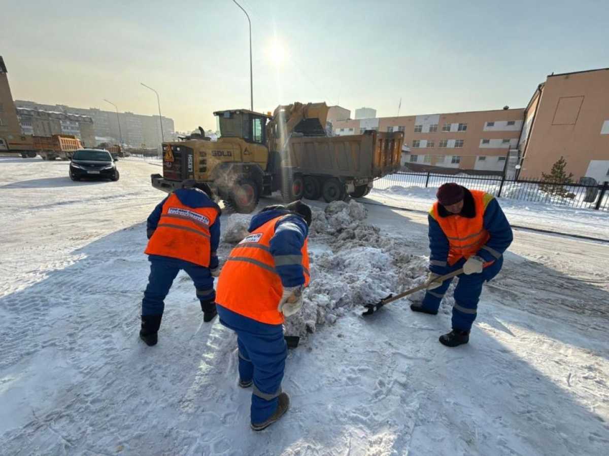 Более 3000 человек заняты в снегоуборочных работах в Астане