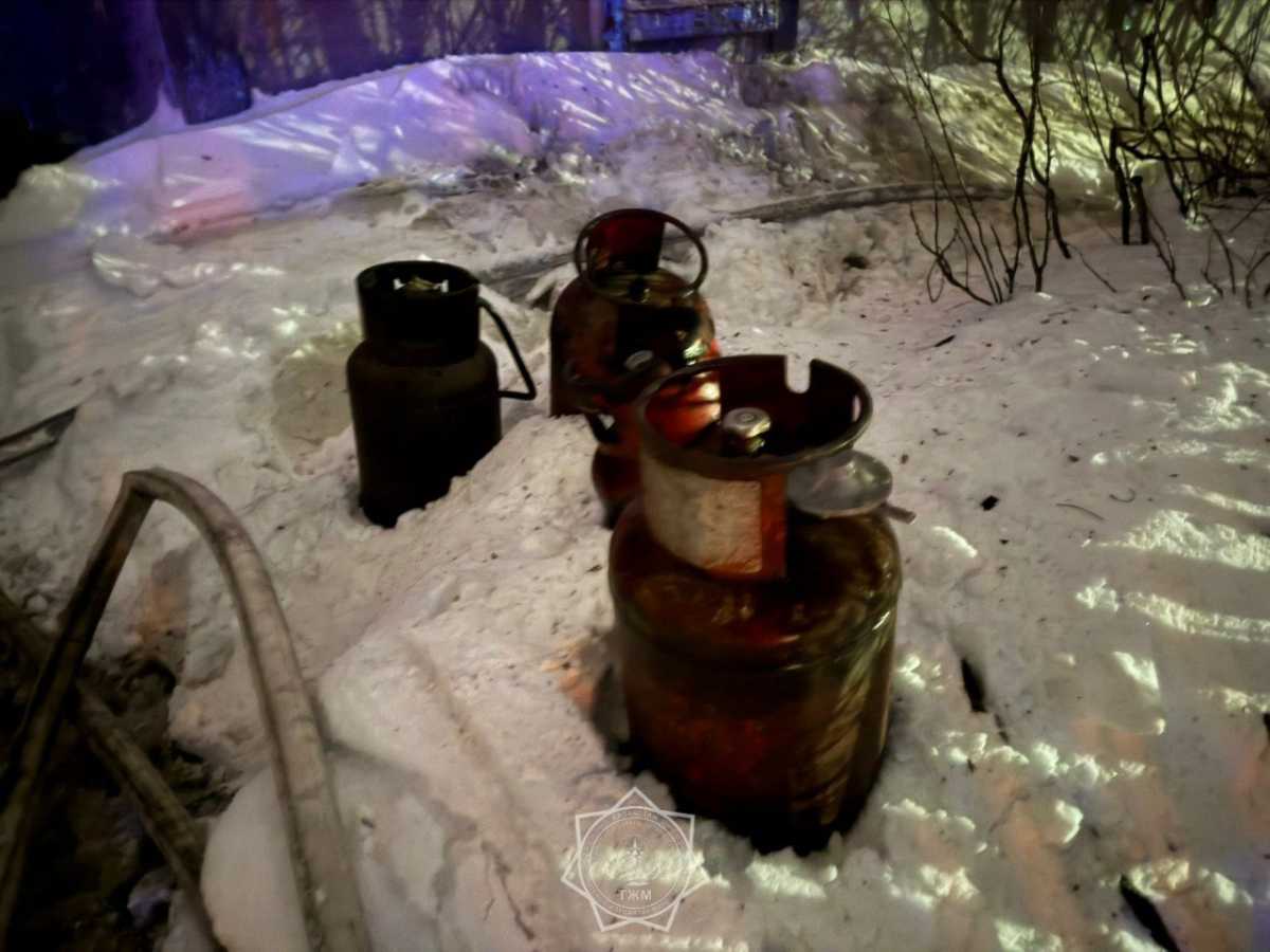 Спасатели предотвратили взрыв при пожаре в жилом доме в Костанайской области